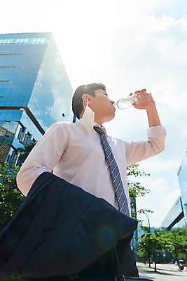 포토 JPG 주간 남자 로우앵글 회사 비즈니스 마스크 한명 서기 정장 상반신 성인 야외 옆모습 여름 30대 한국인 직장인 비즈니스맨 바이러스 더위 사회이슈 생수 땀 갈증해소 성인남자한명만 폭염주의보 코로나바이러스 노마스크 국내포토 자연요소 직업 1 옷 계절 뷰포인트 컨셉 모션 날씨 사람 동양인 장년 자연재해 물병 해소 남자한명만 성인남자만 파일형식