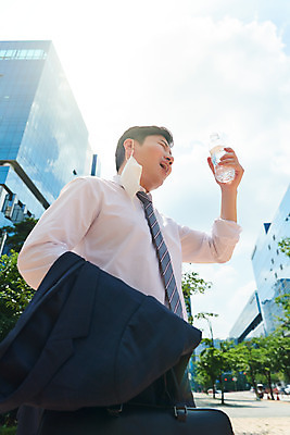 포토 JPG 주간 남자 로우앵글 회사 비즈니스 마스크 한명 서기 정장 상반신 성인 야외 옆모습 여름 30대 한국인 직장인 비즈니스맨 바이러스 더위 사회이슈 생수 땀 갈증해소 성인남자한명만 폭염주의보 코로나바이러스 노마스크 국내포토 자연요소 직업 1 옷 계절 뷰포인트 컨셉 모션 날씨 사람 동양인 장년 자연재해 물병 해소 남자한명만 성인남자만 파일형식