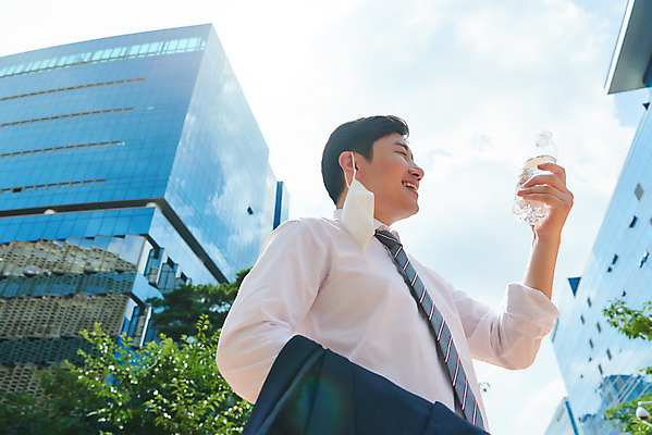 포토 JPG 주간 남자 로우앵글 회사 비즈니스 마스크 한명 서기 정장 상반신 성인 야외 옆모습 여름 30대 한국인 직장인 비즈니스맨 바이러스 더위 사회이슈 생수 땀 갈증해소 성인남자한명만 폭염주의보 코로나바이러스 노마스크 델타변이바이러스 국내포토 자연요소 직업 1 옷 계절 뷰포인트 컨셉 모션 날씨 사람 동양인 장년 자연재해 물병 해소 남자한명만 성인남자만 파일형식