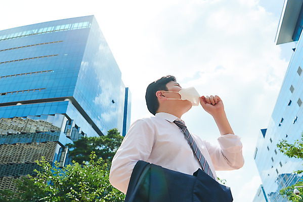포토 JPG 주간 남자 로우앵글 회사 비즈니스 마스크 한명 서기 정장 상반신 성인 야외 옆모습 여름 30대 한국인 직장인 비즈니스맨 바이러스 더위 사회이슈 땀 갈증해소 성인남자한명만 폭염주의보 코로나바이러스 델타변이바이러스 국내포토 자연요소 직업 1 옷 계절 뷰포인트 컨셉 모션 날씨 사람 동양인 장년 자연재해 해소 남자한명만 성인남자만 파일형식