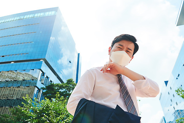 포토 JPG 주간 남자 로우앵글 회사 비즈니스 마스크 한명 서기 정장 상반신 성인 야외 옆모습 여름 30대 한국인 짜증 직장인 비즈니스맨 바이러스 더위 사회이슈 땀 성인남자한명만 폭염주의보 코로나바이러스 델타변이바이러스 국내포토 자연요소 직업 1 옷 계절 감정 뷰포인트 컨셉 모션 날씨 사람 동양인 장년 자연재해 남자한명만 성인남자만 파일형식