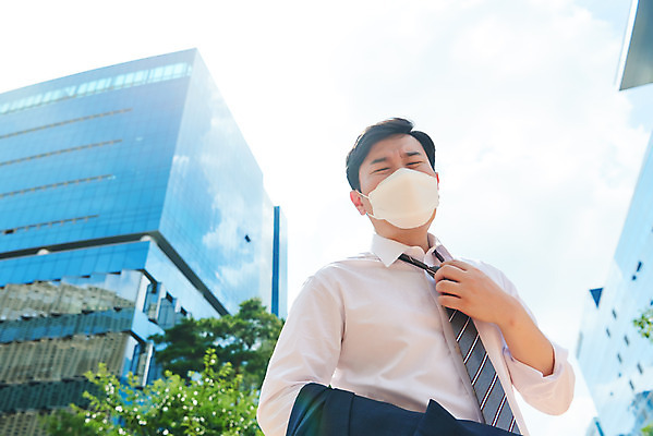 포토 JPG 주간 남자 로우앵글 회사 비즈니스 마스크 한명 서기 정장 상반신 성인 야외 옆모습 여름 30대 한국인 짜증 직장인 비즈니스맨 바이러스 더위 사회이슈 땀 성인남자한명만 폭염주의보 코로나바이러스 델타변이바이러스 국내포토 자연요소 직업 1 옷 계절 감정 뷰포인트 컨셉 모션 날씨 사람 동양인 장년 자연재해 남자한명만 성인남자만 파일형식
