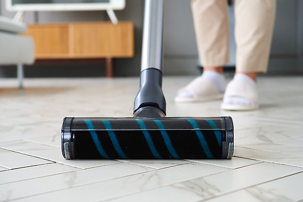 포토 JPG 스튜디오촬영 여자 40대 중년 가사 거실 주택 실내 한명 신체부위 청결 한국인 다리 위생 청소도구 청소 먼지 청소기 대청소 중년여자한명만 국내포토 1 사람 동양인 성인 내부 건물 전자제품 도구 여자한명만 중년여자만 파일형식