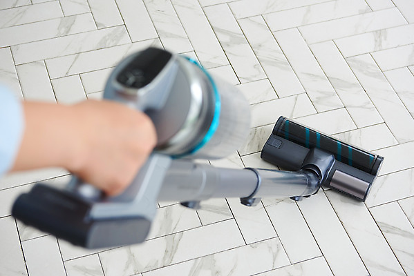 포토 JPG 스튜디오촬영 손 여자 40대 중년 가사 거실 주택 실내 한명 신체부위 청결 한국인 위생 청소도구 청소 먼지 청소기 대청소 중년여자한명만 국내포토 1 사람 동양인 성인 내부 건물 전자제품 도구 여자한명만 중년여자만 파일형식