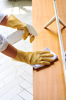 포토 JPG 스튜디오촬영 손 여자 가사 거실 주택 실내 한명 20대 성인 신체부위 청결 한국인 위생 청소도구 청소 먼지 고무장갑 걸레 위생장갑 대청소 소독제 성인여자한명만 국내포토 1 장갑 사람 동양인 청년 내부 건물 도구 고무 여자한명만 성인여자만 파일형식