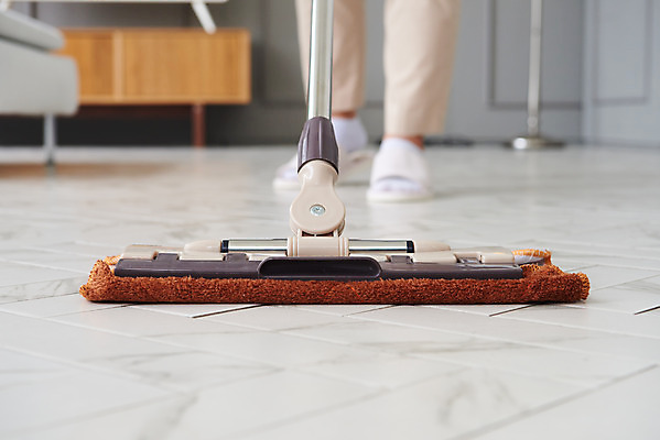 포토 JPG 스튜디오촬영 여자 40대 중년 가사 거실 주택 실내 한명 신체부위 청결 한국인 다리 위생 청소도구 청소 먼지 대걸레 대청소 중년여자한명만 국내포토 1 사람 동양인 성인 내부 건물 도구 여자한명만 중년여자만 파일형식