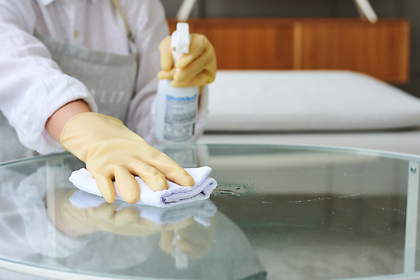 포토 JPG 스튜디오촬영 손 여자 가사 거실 탁자 주택 실내 한명 20대 성인 신체부위 청결 한국인 위생 청소도구 청소 먼지 고무장갑 걸레 위생장갑 대청소 소독제 성인여자한명만 국내포토 1 가구 장갑 사람 동양인 청년 내부 건물 도구 고무 여자한명만 성인여자만 파일형식