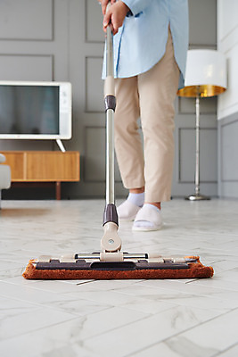 포토 JPG 스튜디오촬영 여자 40대 중년 가사 거실 주택 실내 한명 앞모습 청결 한국인 하반신 위생 청소도구 청소 먼지 대걸레 대청소 중년여자한명만 국내포토 1 뷰포인트 사람 동양인 성인 내부 건물 도구 여자한명만 중년여자만 파일형식