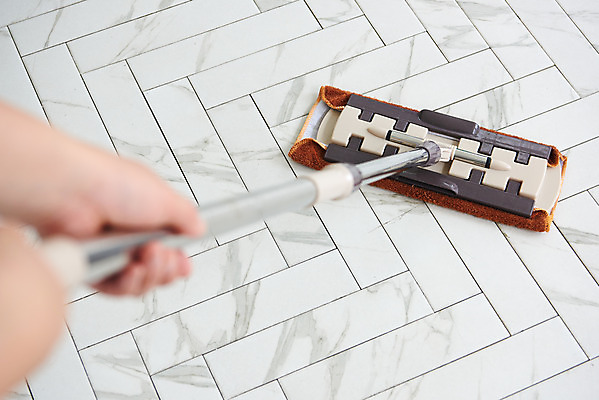 포토 JPG 스튜디오촬영 손 여자 40대 중년 가사 거실 주택 실내 한명 신체부위 청결 한국인 위생 청소도구 청소 먼지 대걸레 대청소 중년여자한명만 국내포토 1 사람 동양인 성인 내부 건물 도구 여자한명만 중년여자만 파일형식