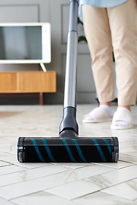 포토 JPG 스튜디오촬영 여자 40대 중년 가사 거실 주택 실내 한명 앞모습 청결 한국인 하반신 위생 청소도구 청소 먼지 청소기 대청소 중년여자한명만 국내포토 1 뷰포인트 사람 동양인 성인 내부 건물 전자제품 도구 여자한명만 중년여자만 파일형식