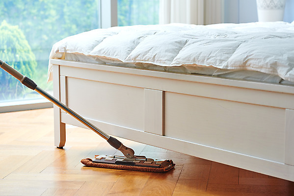 포토 JPG 스튜디오촬영 가사 바닥 주택 실내 사람없음 청결 침실 침대 위생 청소도구 청소 먼지 대걸레 대청소 국내포토 가구 내부 건물 도구 파일형식