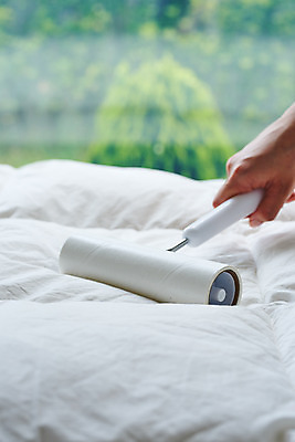 포토 JPG 스튜디오촬영 손 여자 40대 중년 가사 주택 실내 한명 신체부위 청결 침실 이불 한국인 침대 위생 청소도구 청소 먼지 대청소 중년여자한명만 롤클리너 국내포토 1 가구 침구 사람 동양인 성인 내부 건물 도구 여자한명만 중년여자만 파일형식