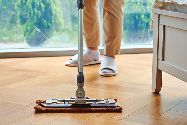 포토 JPG 스튜디오촬영 여자 40대 중년 가사 바닥 주택 실내 한명 신체부위 청결 침실 한국인 침대 다리 위생 청소도구 청소 먼지 대걸레 대청소 중년여자한명만 국내포토 1 가구 사람 동양인 성인 내부 건물 도구 여자한명만 중년여자만 파일형식