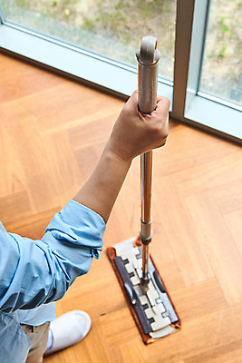 포토 JPG 스튜디오촬영 손 여자 40대 중년 가사 바닥 주택 실내 한명 신체부위 청결 한국인 위생 청소도구 청소 먼지 대걸레 대청소 중년여자한명만 국내포토 1 사람 동양인 성인 내부 건물 도구 여자한명만 중년여자만 파일형식