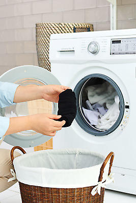 포토 JPG 스튜디오촬영 손 여자 40대 중년 가사 양말 주택 실내 한명 신체부위 청결 한국인 욕실 위생 빨래 청소도구 청소 화장실 세탁기 대청소 빨랫감 중년여자한명만 국내포토 1 사람 동양인 성인 내부 건물 가전제품 도구 여자한명만 중년여자만 파일형식