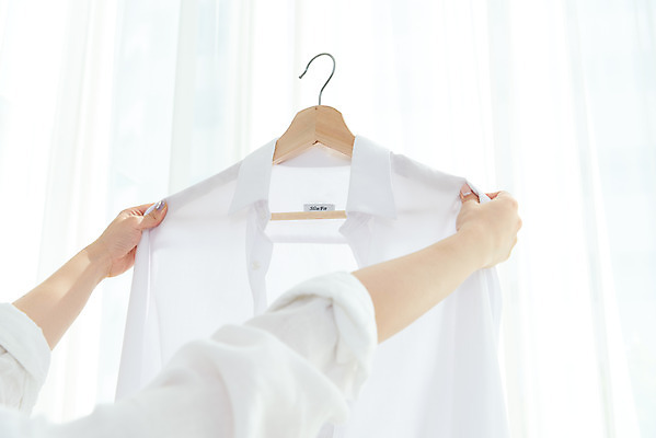 포토 JPG 스튜디오촬영 손 여자 셔츠 가사 거실 주택 실내 한명 20대 성인 신체부위 청결 한국인 커튼 위생 옷걸이 청소도구 청소 대청소 성인여자한명만 국내포토 1 상의 사람 동양인 청년 내부 건물 도구 여자한명만 성인여자만 파일형식