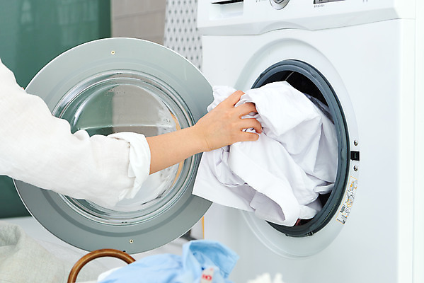 포토 JPG 스튜디오촬영 손 여자 가사 주택 실내 한명 20대 성인 신체부위 청결 한국인 욕실 위생 빨래 청소도구 청소 화장실 세탁기 대청소 빨랫감 성인여자한명만 국내포토 1 사람 동양인 청년 내부 건물 가전제품 도구 여자한명만 성인여자만 파일형식