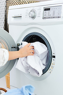 포토 JPG 스튜디오촬영 손 여자 가사 주택 실내 한명 20대 성인 신체부위 청결 한국인 욕실 위생 빨래 청소도구 청소 화장실 세탁기 대청소 빨랫감 성인여자한명만 국내포토 1 사람 동양인 청년 내부 건물 가전제품 도구 여자한명만 성인여자만 파일형식