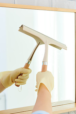 포토 JPG 스튜디오촬영 손 여자 40대 중년 가사 유리 주택 실내 한명 들기 신체부위 청결 한국인 욕실 위생 청소도구 청소 화장실 닦기 대청소 국내포토 1 모션 재질 사람 동양인 성인 내부 건물 도구 파일형식