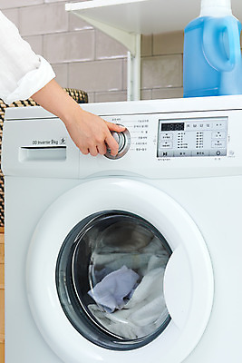 포토 JPG 스튜디오촬영 손 여자 가사 주택 실내 한명 20대 성인 신체부위 청결 한국인 욕실 위생 빨래 청소도구 청소 화장실 세탁기 대청소 성인여자한명만 빨래세제 국내포토 1 사람 동양인 청년 내부 건물 가전제품 도구 세제 여자한명만 성인여자만 파일형식