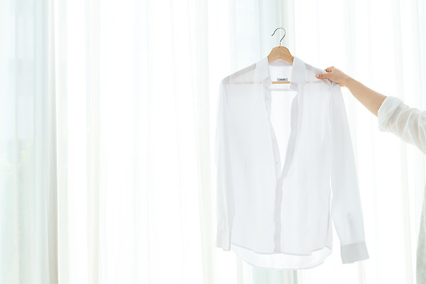 포토 JPG 스튜디오촬영 손 여자 셔츠 가사 거실 주택 실내 한명 20대 성인 신체부위 청결 한국인 커튼 위생 옷걸이 청소도구 청소 대청소 성인여자한명만 국내포토 1 상의 사람 동양인 청년 내부 건물 도구 여자한명만 성인여자만 파일형식