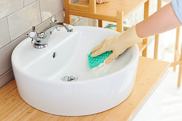 포토 JPG 스튜디오촬영 손 여자 40대 중년 장갑 가사 주택 실내 한명 들기 신체부위 청결 한국인 욕실 위생 청소도구 청소 세제 세면대 화장실 닦기 수세미 대청소 국내포토 1 잡화 모션 사람 동양인 성인 내부 건물 도구 파일형식