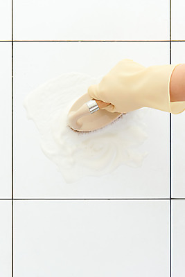 포토 JPG 스튜디오촬영 손 여자 40대 중년 장갑 가사 주택 실내 한명 들기 신체부위 하이앵글 청결 한국인 욕실 위생 청소도구 청소 세제 타일 화장실 닦기 수세미 대청소 국내포토 1 잡화 뷰포인트 모션 사람 동양인 성인 내부 건물 도구 파일형식