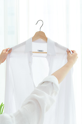 포토 JPG 스튜디오촬영 손 여자 셔츠 가사 거실 주택 실내 한명 들기 20대 성인 신체부위 청결 한국인 커튼 위생 옷걸이 청소도구 청소 팔 대청소 성인여자한명만 국내포토 1 상의 모션 사람 동양인 청년 내부 건물 도구 여자한명만 성인여자만 파일형식