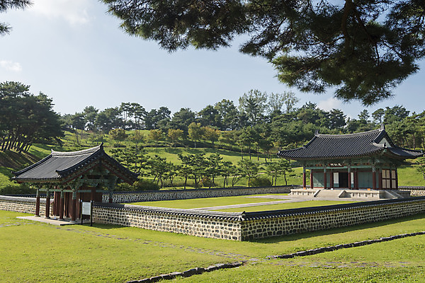 포토 JPG 주간 한국전통 여행 고건축 유적지 자연 풍경 사람없음 야외 관광지 문화재 가을 한국사 충청남도 논산 계백장군유적전승지 충장사 국내포토 자연요소 전통 건축물 계절 한국 역사 생태계 충청도 파일형식