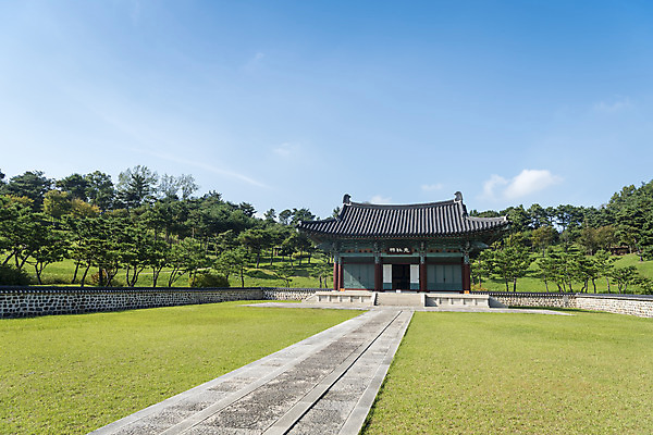 포토 JPG 주간 한국전통 여행 고건축 유적지 자연 풍경 사람없음 야외 관광지 문화재 가을 한국사 충청남도 논산 계백장군유적전승지 충장사 국내포토 자연요소 전통 건축물 계절 한국 역사 생태계 충청도 파일형식