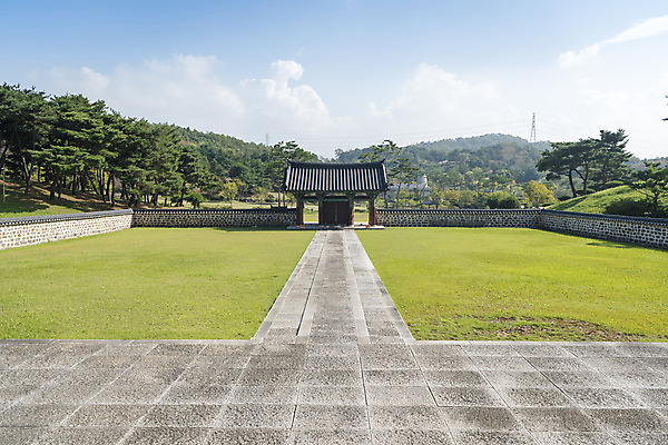 포토 JPG 주간 한국전통 여행 고건축 유적지 자연 풍경 사람없음 야외 관광지 문화재 가을 한국사 충청남도 논산 계백장군유적전승지 충장사 국내포토 자연요소 전통 건축물 계절 한국 역사 생태계 충청도 파일형식