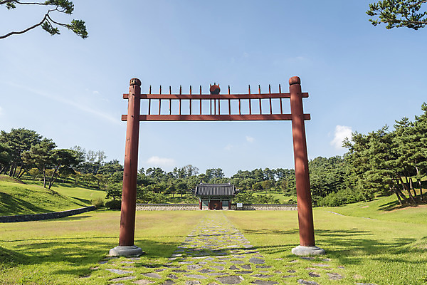 포토 JPG 주간 한국전통 여행 고건축 유적지 자연 풍경 사람없음 야외 관광지 문화재 가을 한국사 충청남도 논산 홍살문 계백장군유적전승지 충장사 국내포토 자연요소 전통 건축물 계절 한국 역사 생태계 전통문 충청도 파일형식