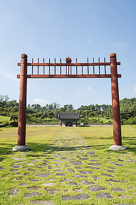 포토 JPG 주간 한국전통 여행 고건축 유적지 자연 풍경 사람없음 야외 관광지 문화재 가을 한국사 충청남도 논산 홍살문 계백장군유적전승지 충장사 국내포토 자연요소 전통 건축물 계절 한국 역사 생태계 전통문 충청도 파일형식