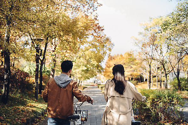 포토 JPG 주간 커플 여자 남자 낙엽 데이트 자연 서울 상반신 20대 성인 야외 두명 뒷모습 걷기 자전거 다정 한국인 가을 숲 성인만 서울숲 국내포토 자연요소 계절 뷰포인트 컨셉 잎 관계 모션 한국 사람 동양인 청년 바이크 생태계 파일형식