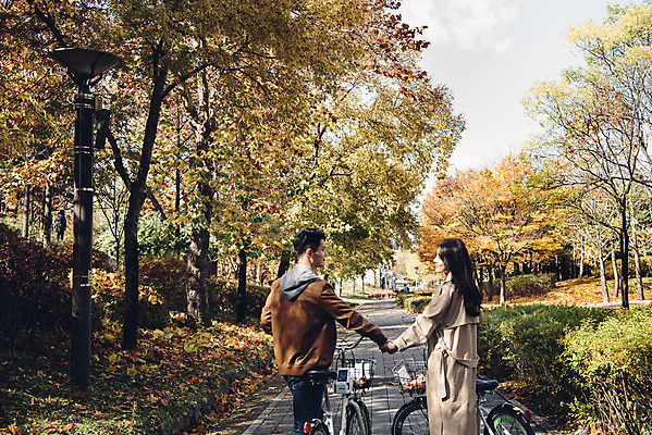 포토 JPG 주간 커플 여자 남자 낙엽 데이트 자연 서울 상반신 20대 성인 야외 두명 뒷모습 걷기 자전거 다정 한국인 가을 숲 성인만 서울숲 국내포토 자연요소 계절 뷰포인트 컨셉 잎 관계 모션 한국 사람 동양인 청년 바이크 생태계 파일형식