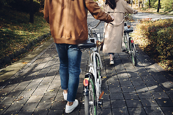 포토 JPG 주간 전신 커플 여자 남자 낙엽 데이트 자연 서울 20대 성인 야외 두명 뒷모습 걷기 자전거 다정 한국인 가을 숲 성인만 서울숲 국내포토 자연요소 계절 뷰포인트 컨셉 잎 관계 모션 한국 사람 동양인 청년 바이크 생태계 파일형식