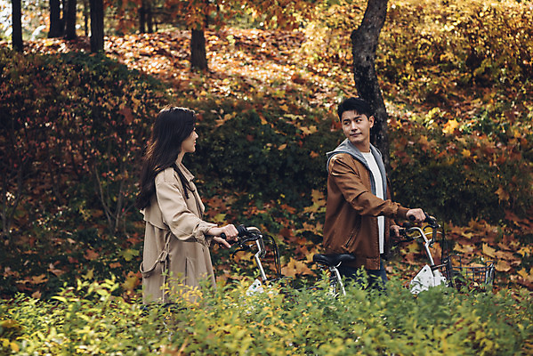 포토 JPG 주간 커플 여자 남자 낙엽 데이트 자연 서울 상반신 20대 성인 야외 두명 옆모습 걷기 자전거 다정 한국인 가을 숲 성인만 서울숲 국내포토 자연요소 계절 뷰포인트 컨셉 잎 관계 모션 한국 사람 동양인 청년 바이크 생태계 파일형식