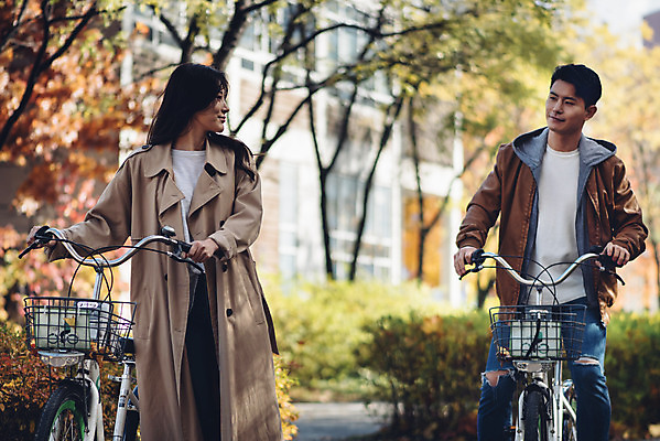 포토 JPG 주간 커플 여자 남자 낙엽 데이트 자연 서울 상반신 20대 성인 야외 두명 앞모습 걷기 자전거 다정 한국인 가을 숲 성인만 서울숲 국내포토 자연요소 계절 뷰포인트 컨셉 잎 관계 모션 한국 사람 동양인 청년 바이크 생태계 파일형식