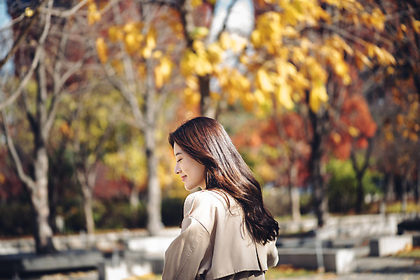 포토 JPG 주간 여자 낙엽 데이트 자연 서울 한명 상반신 20대 성인 야외 뒷모습 걷기 자전거 한국인 가을 숲 성인여자한명만 서울숲 국내포토 자연요소 1 계절 뷰포인트 잎 모션 한국 사람 동양인 청년 바이크 생태계 여자한명만 성인여자만 파일형식