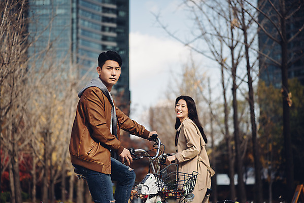 포토 JPG 주간 커플 여자 남자 낙엽 데이트 자연 서울 상반신 20대 성인 야외 두명 옆모습 걷기 자전거 다정 한국인 가을 숲 성인만 서울숲 국내포토 자연요소 계절 뷰포인트 컨셉 잎 관계 모션 한국 사람 동양인 청년 바이크 생태계 파일형식