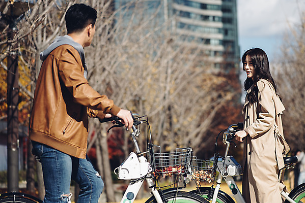 포토 JPG 주간 커플 여자 남자 낙엽 데이트 자연 서울 상반신 20대 성인 야외 두명 옆모습 걷기 자전거 다정 한국인 가을 숲 성인만 서울숲 국내포토 자연요소 계절 뷰포인트 컨셉 잎 관계 모션 한국 사람 동양인 청년 바이크 생태계 파일형식