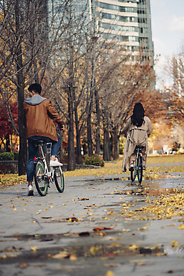 포토 JPG 주간 전신 커플 여자 남자 낙엽 데이트 자연 서울 20대 성인 야외 두명 뒷모습 자전거 다정 한국인 가을 숲 성인만 서울숲 국내포토 자연요소 계절 뷰포인트 컨셉 잎 관계 한국 사람 동양인 청년 바이크 생태계 파일형식