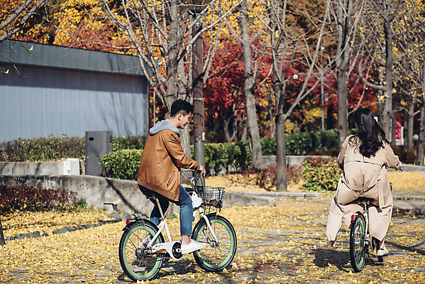 포토 JPG 주간 전신 커플 여자 남자 낙엽 데이트 자연 서울 20대 성인 야외 두명 옆모습 뒷모습 자전거 다정 한국인 가을 숲 성인만 서울숲 국내포토 자연요소 계절 뷰포인트 컨셉 잎 관계 한국 사람 동양인 청년 바이크 생태계 파일형식