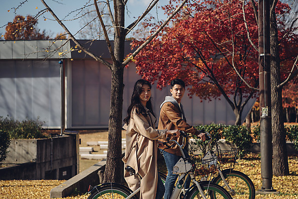 포토 JPG 주간 커플 여자 남자 낙엽 데이트 자연 서울 상반신 20대 성인 야외 두명 옆모습 걷기 자전거 다정 한국인 가을 숲 성인만 서울숲 국내포토 자연요소 계절 뷰포인트 컨셉 잎 관계 모션 한국 사람 동양인 청년 바이크 생태계 파일형식