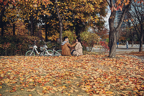 포토 JPG 주간 커플 여자 남자 낙엽 데이트 자연 휴식 서울 앉기 상반신 20대 성인 야외 두명 뒷모습 자전거 다정 한국인 가을 숲 성인만 서울숲 국내포토 자연요소 계절 뷰포인트 컨셉 잎 관계 모션 한국 사람 동양인 청년 바이크 생태계 파일형식