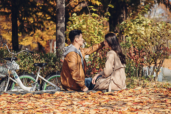 포토 JPG 주간 커플 여자 남자 낙엽 데이트 자연 휴식 서울 앉기 상반신 20대 성인 야외 두명 옆모습 자전거 다정 한국인 가을 숲 성인만 서울숲 국내포토 자연요소 계절 뷰포인트 컨셉 잎 관계 모션 한국 사람 동양인 청년 바이크 생태계 파일형식