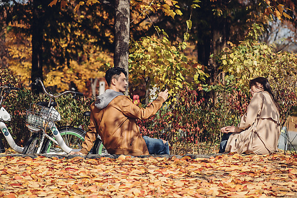 포토 JPG 주간 커플 여자 남자 낙엽 데이트 자연 휴식 서울 앉기 상반신 20대 성인 야외 두명 옆모습 자전거 다정 한국인 가을 숲 성인만 서울숲 국내포토 자연요소 계절 뷰포인트 컨셉 잎 관계 모션 한국 사람 동양인 청년 바이크 생태계 파일형식