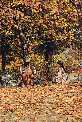 포토 JPG 주간 커플 여자 남자 낙엽 데이트 자연 휴식 서울 앉기 상반신 20대 성인 야외 두명 옆모습 자전거 다정 한국인 가을 숲 성인만 서울숲 국내포토 자연요소 계절 뷰포인트 컨셉 잎 관계 모션 한국 사람 동양인 청년 바이크 생태계 파일형식