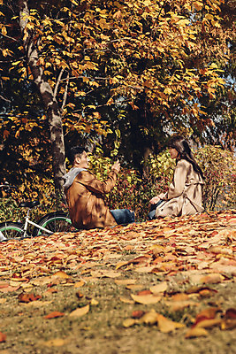 포토 JPG 주간 커플 여자 남자 낙엽 데이트 자연 휴식 서울 앉기 상반신 20대 성인 야외 두명 옆모습 자전거 다정 한국인 가을 숲 성인만 서울숲 국내포토 자연요소 계절 뷰포인트 컨셉 잎 관계 모션 한국 사람 동양인 청년 바이크 생태계 파일형식