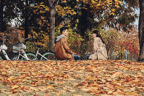포토 JPG 주간 커플 여자 남자 낙엽 데이트 자연 휴식 서울 앉기 상반신 20대 성인 야외 두명 옆모습 자전거 다정 한국인 가을 숲 성인만 서울숲 국내포토 자연요소 계절 뷰포인트 컨셉 잎 관계 모션 한국 사람 동양인 청년 바이크 생태계 파일형식